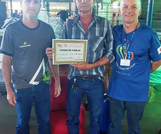 👉👉 AGROVERDE entrega prêmio de R$ 2.000,00 ao ganhador durante o Mini Leilão Direto de Viver